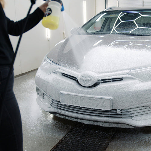 IVON Alkaline Degreaser 5L applicerat på en bil, demonstrerar effektiv borttagning av smuts och organiskt material.