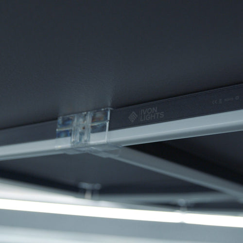 Närbild på LED-listen som visar detaljerad design och robust finish.