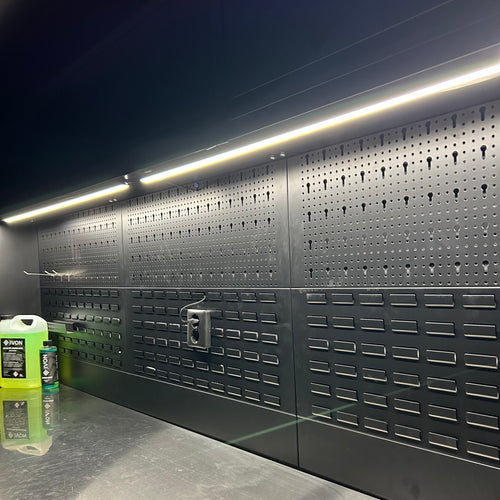 IVON bänkbelysning med inbyggd dimmer och LED-teknologi, designad för att ge optimalt arbetsljus på din arbetsbänk i garaget.