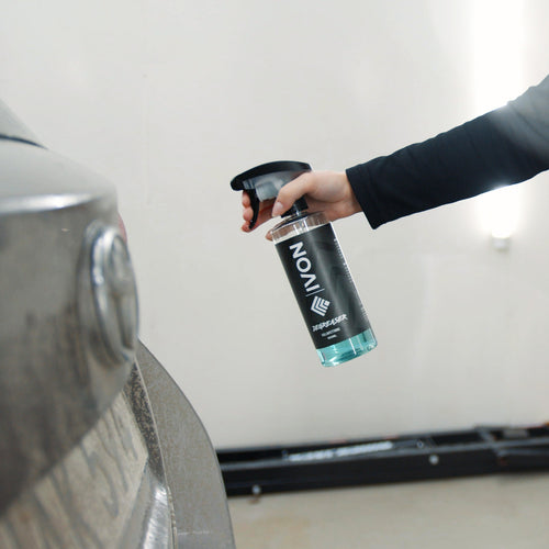 Miljöbild som visar IVON DEGREASER Kallavfettning 500ml i ett garage, redo att lösa upp hårt sittande oljebaserad smuts.