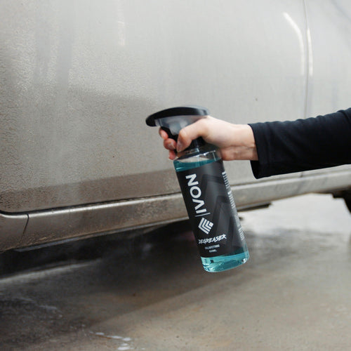 IVON DEGREASER Kallavfettning 5L som sprayas på en bil, demonstrerar applicering på torr yta för effektiv rengöring.
