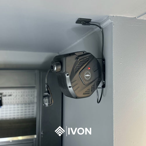 Bild på väggmonterad IVON Electric Slangvinda Skarvsladd 15m, som visar dess robusta design.