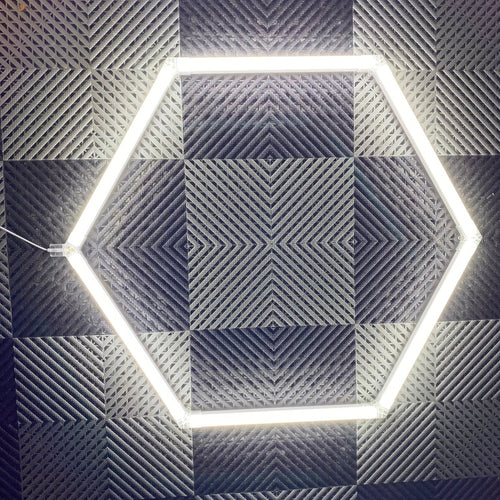 Hexagon LED-armatur med brett ljusflode som motsvarar 2-3 lysror. Modern och effektiv for garage.
