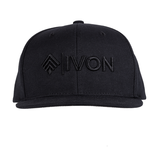 Framsida av IVON Original Snapback Keps Blackout med vikbakgrund som framhäver broderiet.