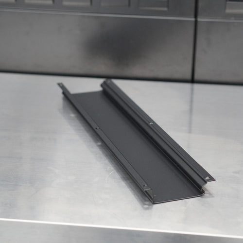 Reservdelsskena till IVON Rail Series förvaringssystem, designad för flexibel anpassning av ditt förvaringssystem.