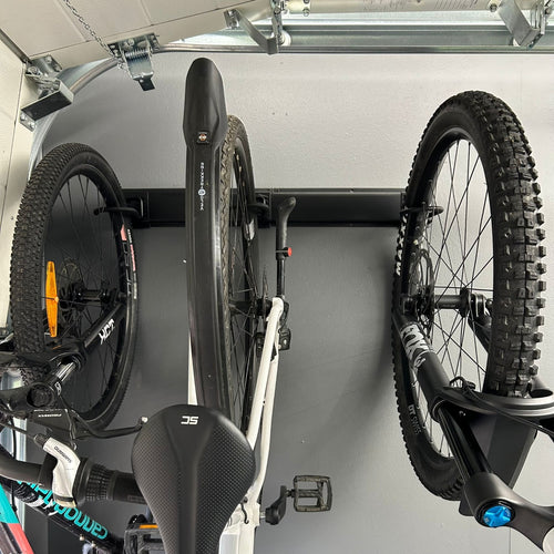 Väggmonterad skena med 3 klickbara cykelhållare från IVON Rail – robust och platsbesparande förvaring för cyklar och tillbehör.
