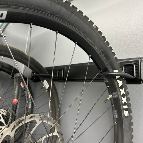 Väggmonterad skena med 3 klickbara cykelhållare från IVON Rail Närbild