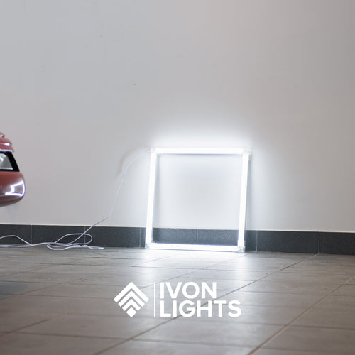 IVON Square Small Belysning 44x44cm – en liten, kvadratisk LED-armatur med modern design och 6000K klart sken, perfekt för förråd eller väggmontage.