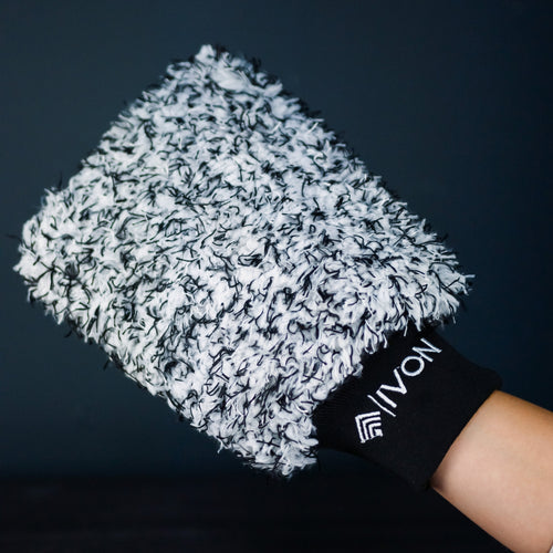 Bild på tvatthandsken med hand insatt, som visar den ergonomiska passformen och anvandarvänligheten.