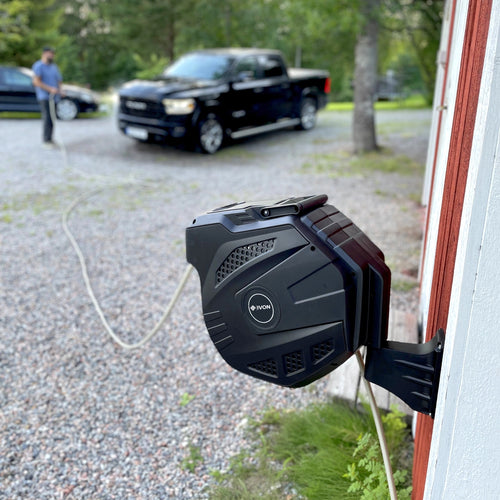 Väggmonterad IVON Water Slangvinda utomhus – visar robust installation och premiumfunktion.