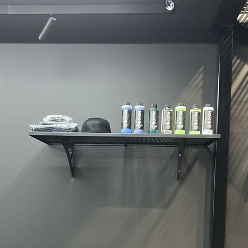 IVON väghylla monterad på mörkgrå vägg NCS-8000-N