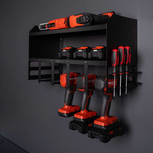 Översiktsbild av IVON Batterimaskinshylla Svart med robust design för organiserad verktygsförvaring. I bild syns även Hilti batterimaskiner.