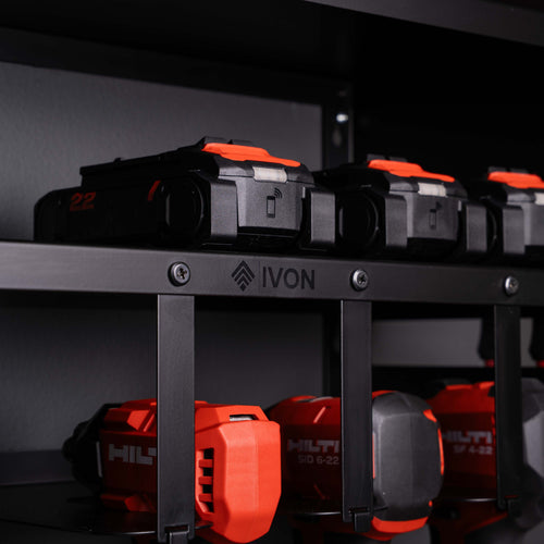Översiktsbild av IVON Batterimaskinshylla Svart med robust design för organiserad verktygsförvaring. I bild syns även Hilti batterimaskiner.