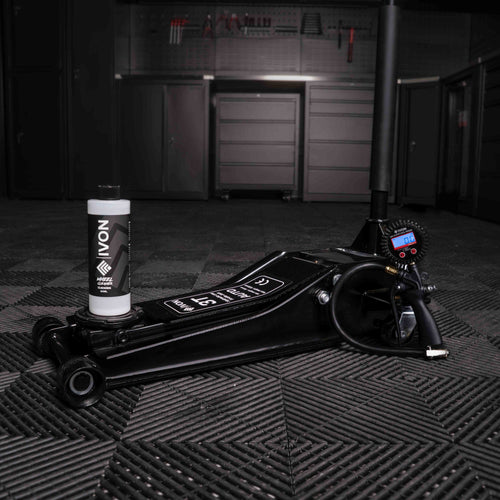 Bild på IVON fälgrengöring, digitalt tryckluftsmunstycke och domkraft. Alla i svart kulör.