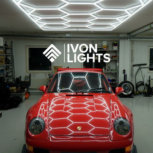 Framsida vy med armaturen installerad i ett garage med en Porsche i bakgrunden.