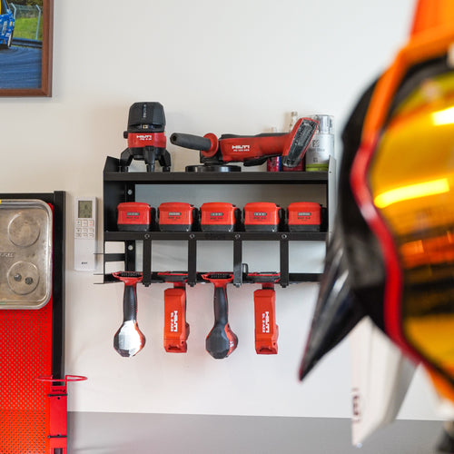 IVON Batterimaskinshylla med röda Hilti batterimaskiner