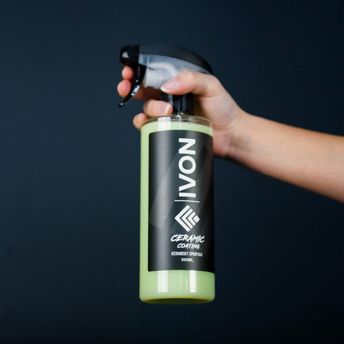 Produktbild av IVON CERAMIC COATING Keramiskt Spraylackskydd 500ml mot blå bakgrund, som lyfter fram den exklusiva designen.