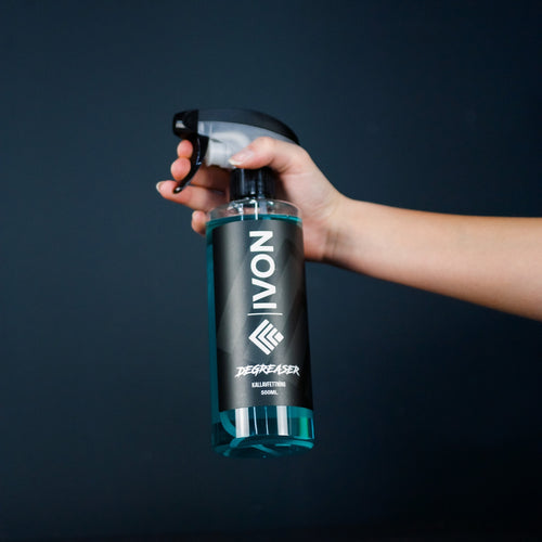 IVON DEGREASER Kallavfettning 500ml mot blå bakgrund, som framhäver dess premiumdesign och starka varumärke.