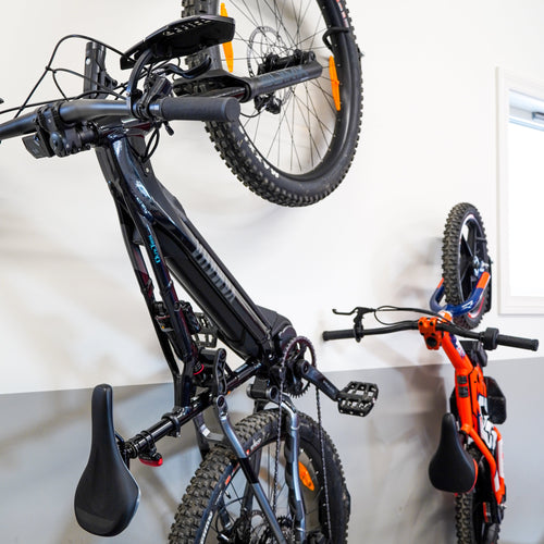 IVON Flex 180 svängbar cykelhållare för plastbesparande förvaring (bild snett bakifrån)