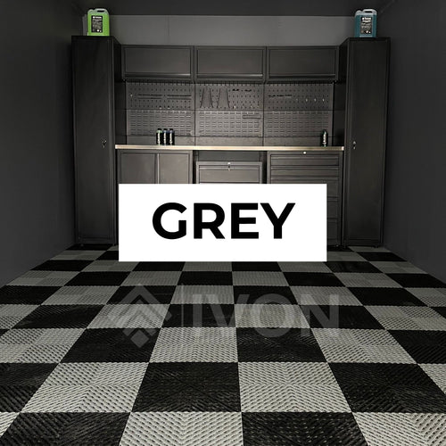 Helhetsbild av IVON SuperGrip Garagegolv Grey (299 kr/kvm) installerat i ett garage, som visar den klickbara och halksäkra ytan.