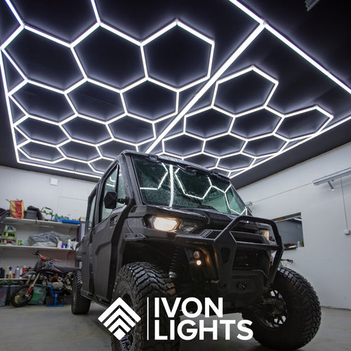 IVON Hexagon Garagebelysning 2-pack – Installerad i ett garage med svart tak och modern design.