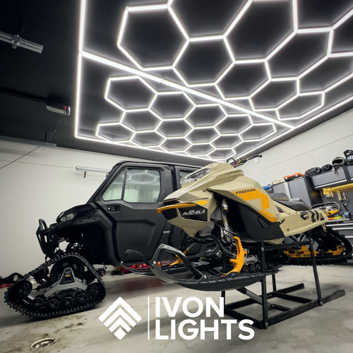 IVON Hexagon Garagebelysning 4-pack – Sidovy av två armaturer på svart tak, som visar den eleganta designen.