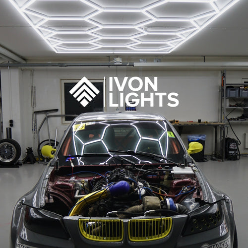 Framsidesvy av armaturen i ett garage med vit inredning, som framhäver det exklusiva ljuset.