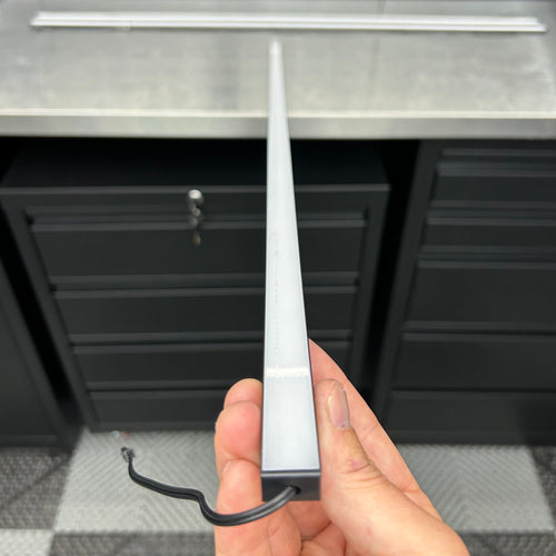 IVON LED-list för bänkbelysning som ger optimal belysning i garaget.