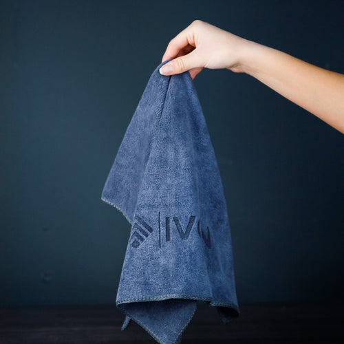 Produktbild av IVON Mikrofiberduk Interiör 400 gsm 40x60 cm i blå nyans mot vit bakgrund.