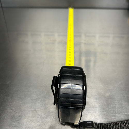 IVON Måttband 3 meter, svart och placerat på en arbetsbänk, baksida. Ett pålitligt verktyg för exakta mätningar i garaget.