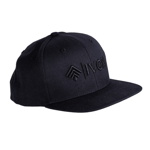 Sidovy av IVON Original Snapback Keps Blackout på vit bakgrund, visar kepsens eleganta design.