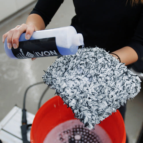 IVON Repellency Shampoo applicerat med IVON Washing Mitten, vilket framhäver produktens effektiva rengöring och långvariga skydd.