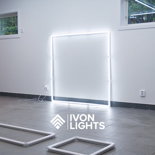 IVON Square Large Belysning 140x140 cm – kvadratisk LED-armatur med jämn ljusspridning och modernt intryck.