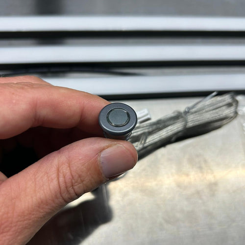Av- och på-knapp med tryckkontroll och LED-indikator för IVON bänkbelysning.